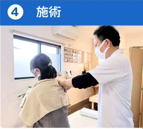 はる整体院の院長がお客様の肩を施術している様子